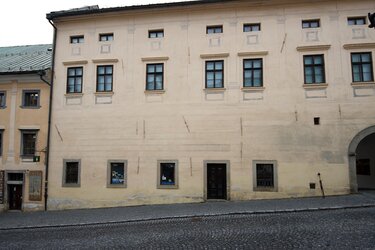 Budova KMF - vchod nebytov&yacute; priestor