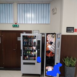 chodba na pr&iacute;zem&iacute;, kde sa automat na n&aacute;poje a občerstvenie bude nach&aacute;dzať