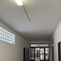 nebytov&yacute; priestor na pr&iacute;zem&iacute; budovy