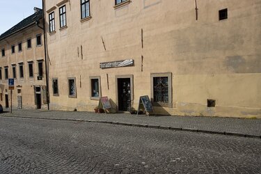 Budova KMF - vchod nebytov&yacute; priestor