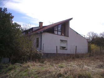 Budova - bočn&yacute; pohľad