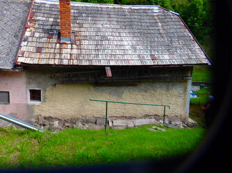 3/8 spoluvlast. podiel na dome súp. č. 4993 k.ú. Kremnička, obec Banská Bystrica a 3/16 spoluvlast. podiel na pozemku parc. č. KNC 191 k.ú. Kremnička, obec Banská Bystrica, okres Banská Bystrica dom