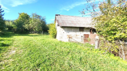 Pozemok pri hospod&aacute;rskej budove